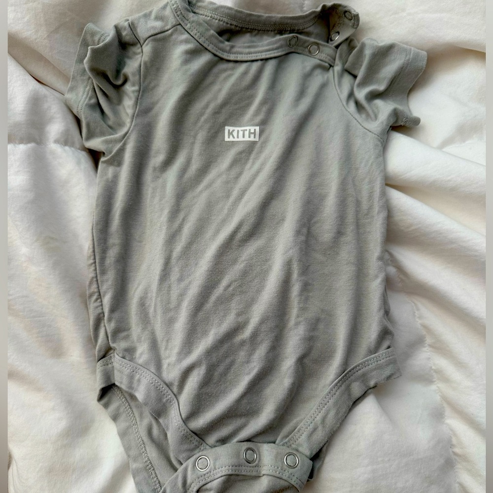 KITH baby bodysuit - grey - 6-9mos
